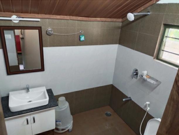 Hotel Coorggavadana à Madikeri Extérieur photo