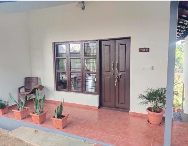 Hotel Coorggavadana à Madikeri Extérieur photo