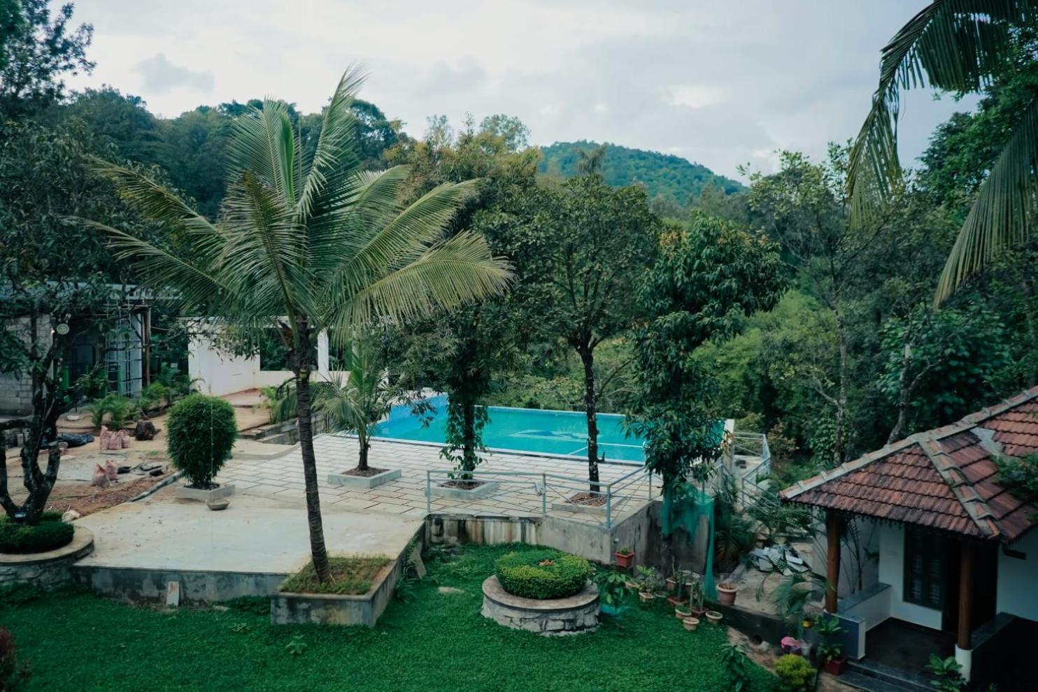 Hotel Coorggavadana à Madikeri Extérieur photo